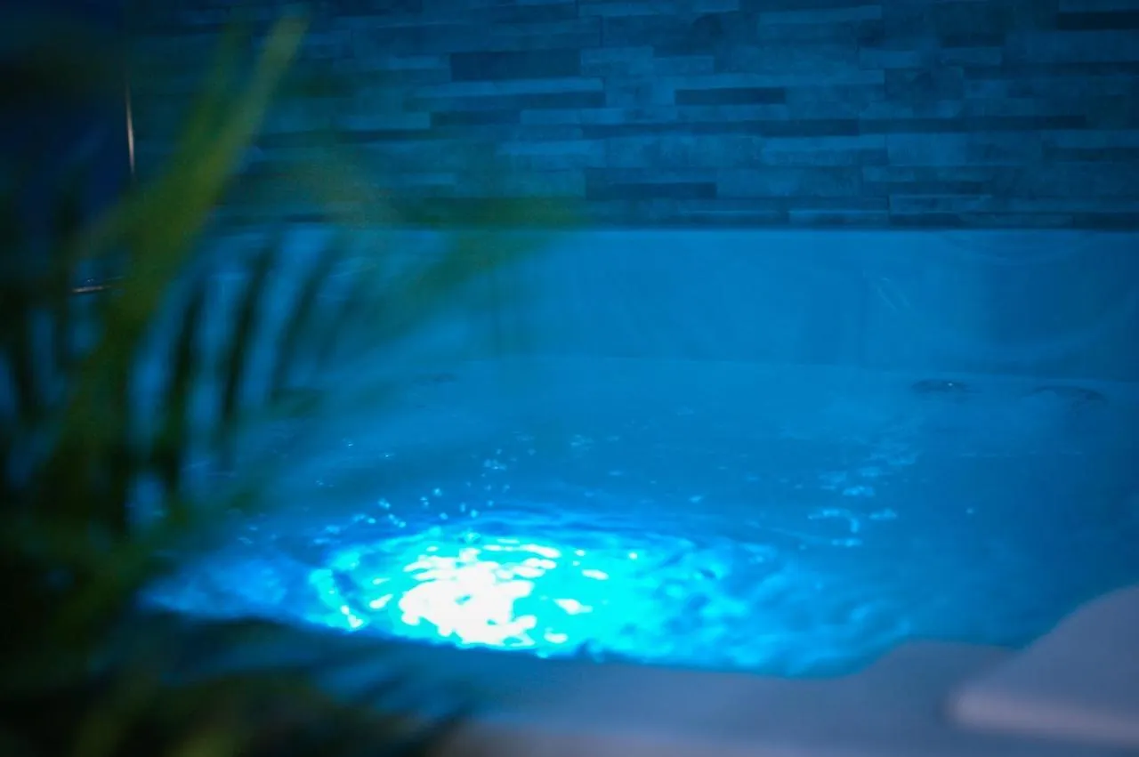 Nuit Vip Spa Sauna Privatif Le Rove 0*,  France